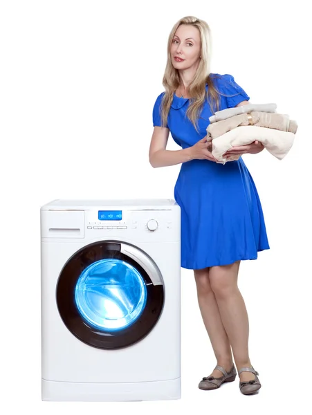A jovem feliz perto da nova máquina de lavar roupa — Fotografia de Stock