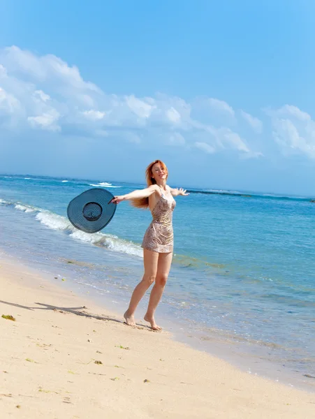 Die junge schöne Frau an einer Meeresküste. Indonesien. bali. — Stockfoto