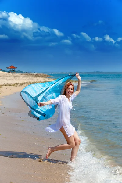 Young woman goes on ocean coast — Stock Photo, Image