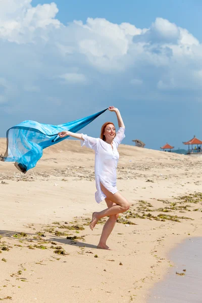 A fiatal, vonzó nő a strandon, egy kék sál, kezében — Stock Fotó