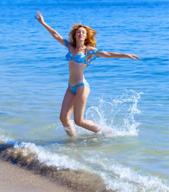 denize atlayarak genç çekici kadın