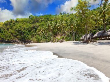 kumlu bir plaj üzerinde okyanus kayaların üzerinden görüntüleyin. Endonezya, bali