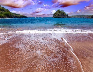 sahil üzerinde bir gün batımı. Endonezya. Bali