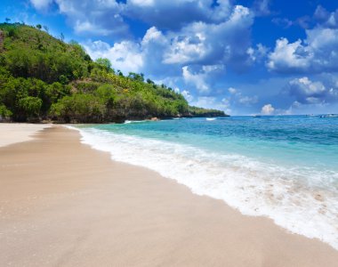 Kumsal deniz ve yeşil tepeleri. Endonezya. Bali