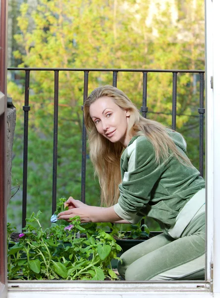 La jeune femme débarque semis sur un balcon — Photo