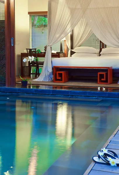 Camas de playa para descansar en la piscina — Foto de Stock