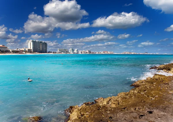 kayalık sahil, deniz ve şehir mesafe