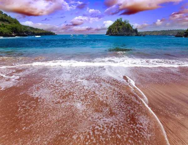 La costa en la puesta del sol. Indonesia. Bali. — Foto de Stock