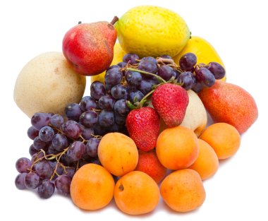 Natürmort üzüm, limon, armut, çilek beyaz zemin üzerine