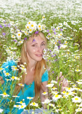 Dügün çiçegi papatya alanına gelen mutlu genç kadın