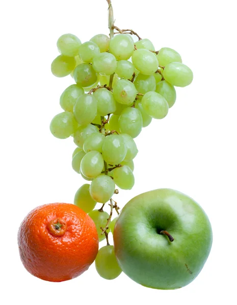 Grappolo d'uva in gocce d'acqua e appl — Foto Stock