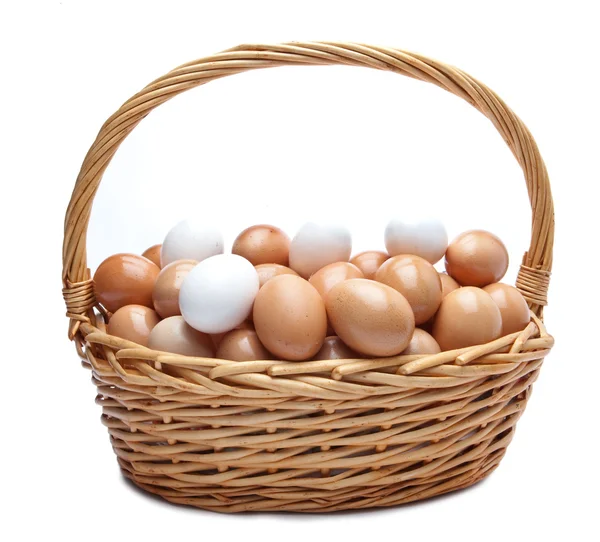 Eier im Korb auf weißem Hintergrund — Stockfoto