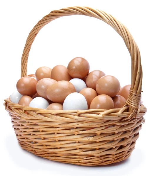 Αυγά στο καλάθι σε λευκό φόντο — Φωτογραφία Αρχείου