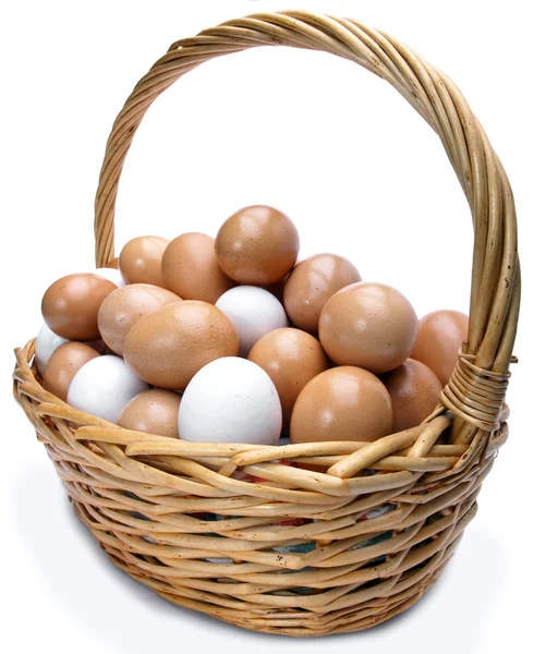 Eier im Korb auf weißem Hintergrund — Stockfoto