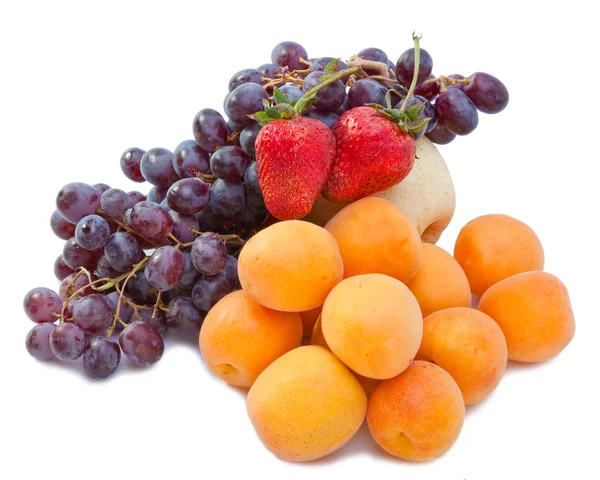 Stillleben von Trauben, Birnen, Erdbeeren auf weißem Hintergrund — Stockfoto