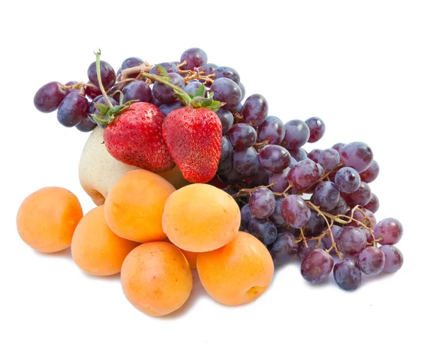 Bodegón de uva, peras, fresa sobre fondo blanco — Foto de Stock