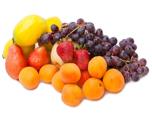 Csendélet, szőlő, citrom, körte, eper, fehér háttér — Stock Fotó