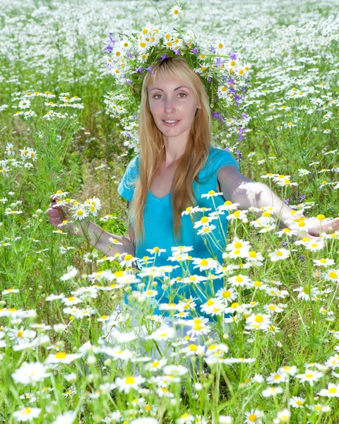 カモミール フィールドに野生の花の花輪で幸せな若い女 — ストック写真