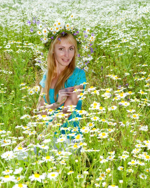 カモミール フィールドに野生の花の花輪で幸せな若い女 — ストック写真
