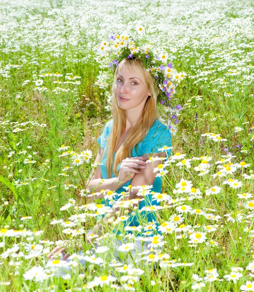 Happy young woman in a wreath from wild flowers in the chamomile field — Stock Photo, Image