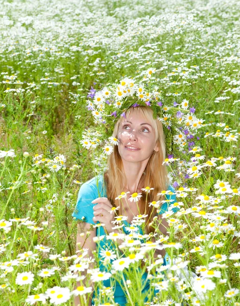Ευτυχισμένη κοπέλα σε ένα στεφάνι από αγριολούλουδα στο πεδίο χαμομήλι — Φωτογραφία Αρχείου