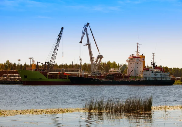 Cargoship lossning på floden luga. Russi — Stockfoto