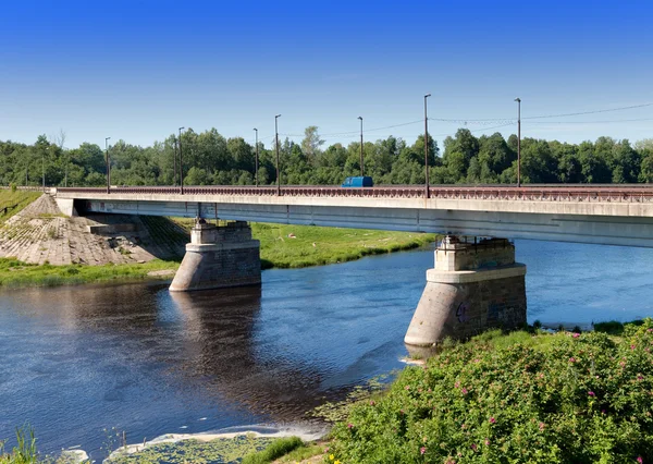 A ponte através do rio Luga em Kingisepp, na região de Leningrado, Russi — Fotografia de Stock
