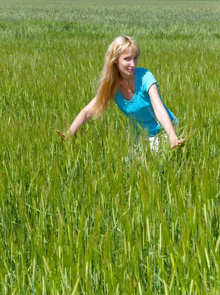 緑の耳の分野で幸せな若い女 — ストック写真