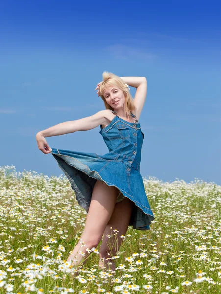 Die junge schöne Frau im Kamillenfeld — Stockfoto