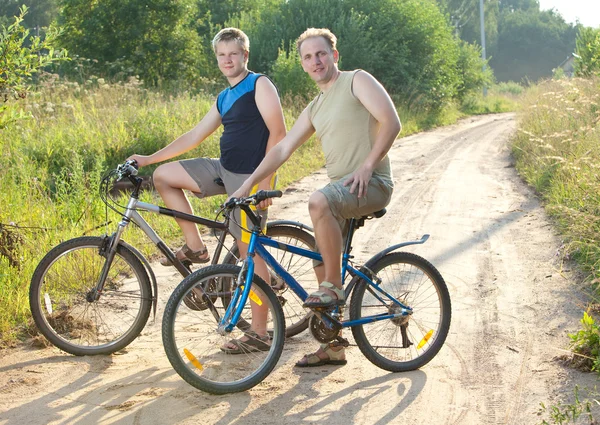 Le père avec le fils sur les vélos — Photo