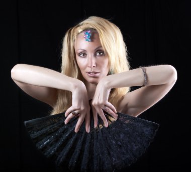 güzel bir genç kadın uzun sarı saçlı ve koyu bir adam üzerinde kırmızı bir bilezik