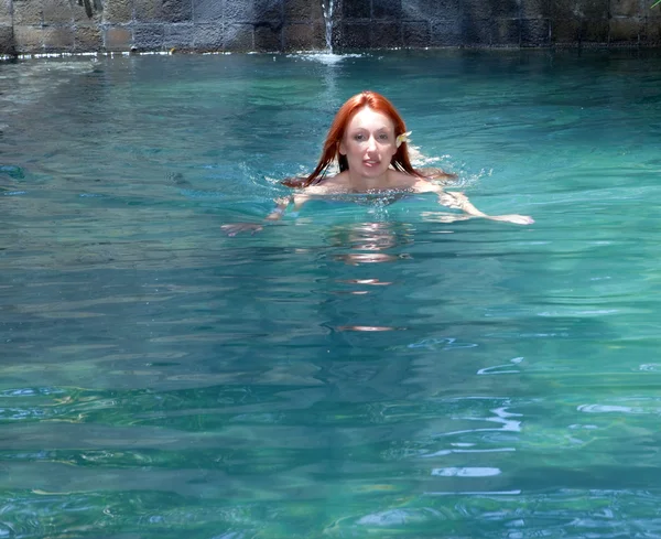 A fiatal gyönyörű meztelen nő úszik a befutó — Stock Fotó