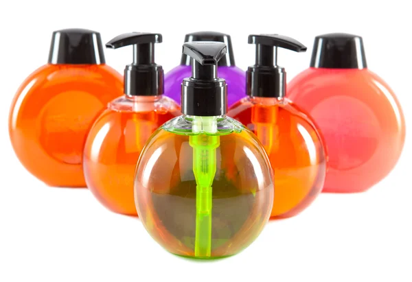 Botellas pequeñas cosméticas de color brillante con el dispensador —  Fotos de Stock