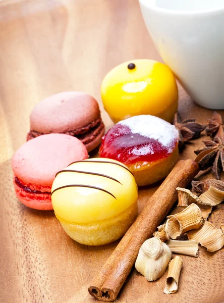 Kleine Kuchen auf einem hölzernen Tablett — Stockfoto