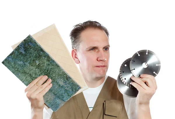 Чоловік, будівельник, вибирає знімний диск для інструменту — стокове фото