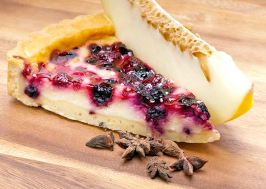 peynirli kek çilek ve taze kavun bir ahşap tepsi