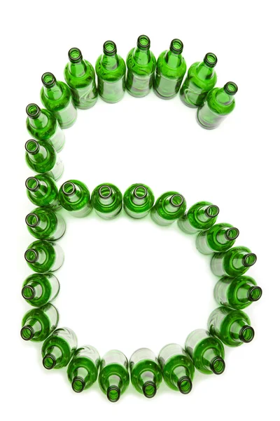 Цифры из зелёных пивных бутылок. цифра 6 — стоковое фото