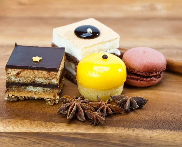 Small cakes on a wooden tray — Stock Photo, Image