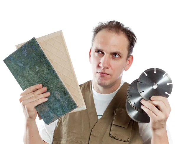 El hombre, el constructor, elige un disco desmontable para la herramienta — Foto de Stock