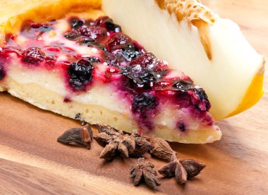 Bir ahşap tepsi küçük kek