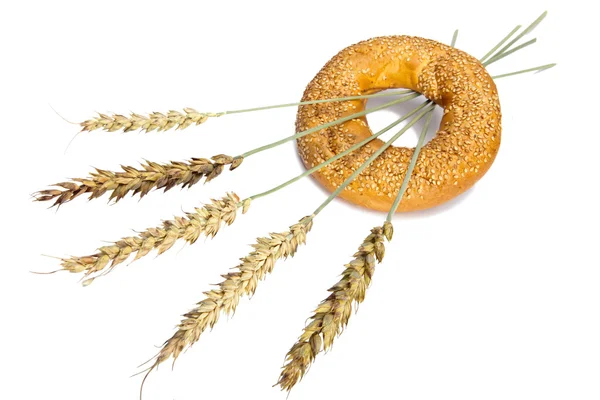 Beyaz arkaplanda buğday ve ekmek — Stok fotoğraf