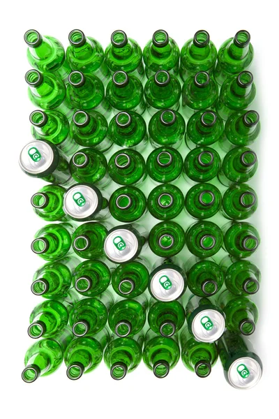 Empty glass beer bottles and cans — Stock Photo, Image