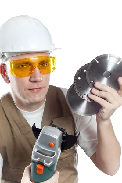 Человек, строитель, выбирает съемный диск для инструмента — стоковое фото