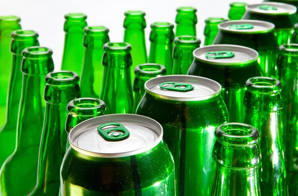 Empty glass beer bottles and cans — Stock Photo, Image