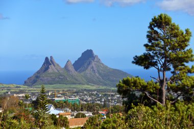 Şehrin dağların dibinde. Mauritius