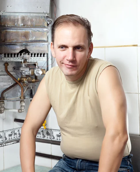The man is upset, the gas water heater has broke — Stock Photo, Image