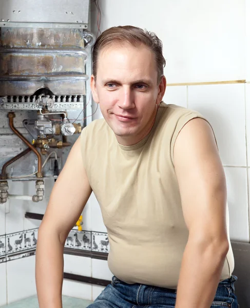 De man is boos, de gas-boiler heeft brak — Stockfoto