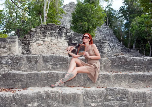 El turista contra las ruinas piramidales de México. Zona arqueológica Kabah . — Foto de Stock