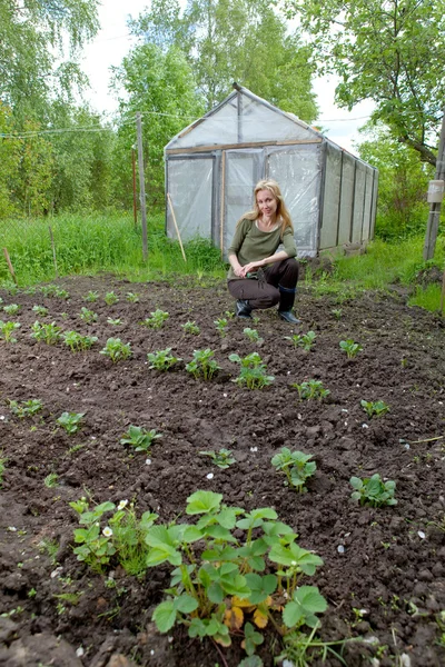 Ung kvinna soffan en säng med första skott på en sommarstuga — Stockfoto