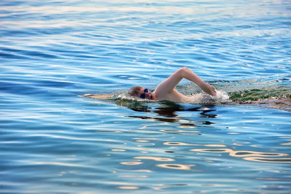 Joven deportista nada en el mar — Foto de Stock